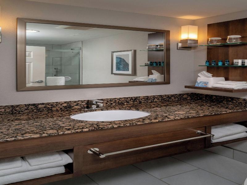 Delta Hotels By Marriott Huntington Mall image