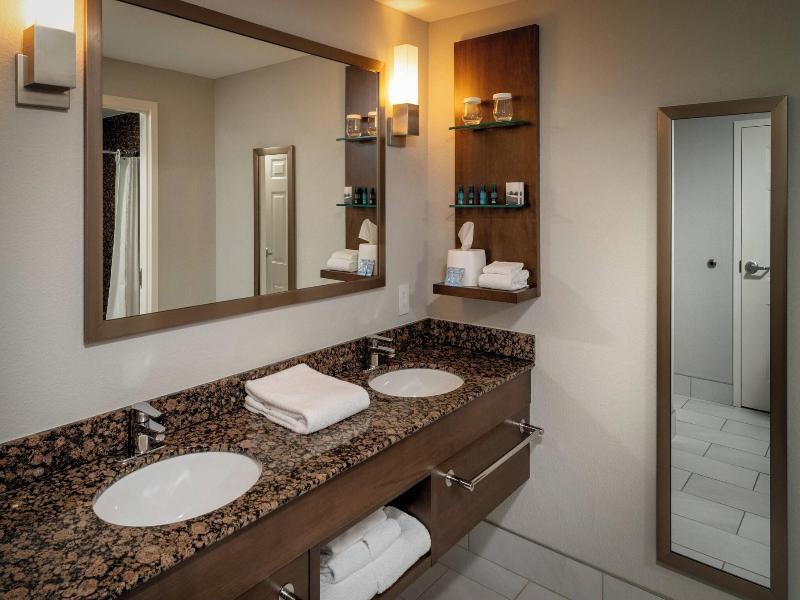 Delta Hotels By Marriott Huntington Mall image