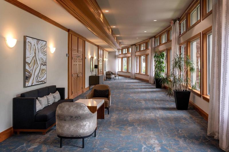 Delta Hotels By Marriott Huntington Mall image