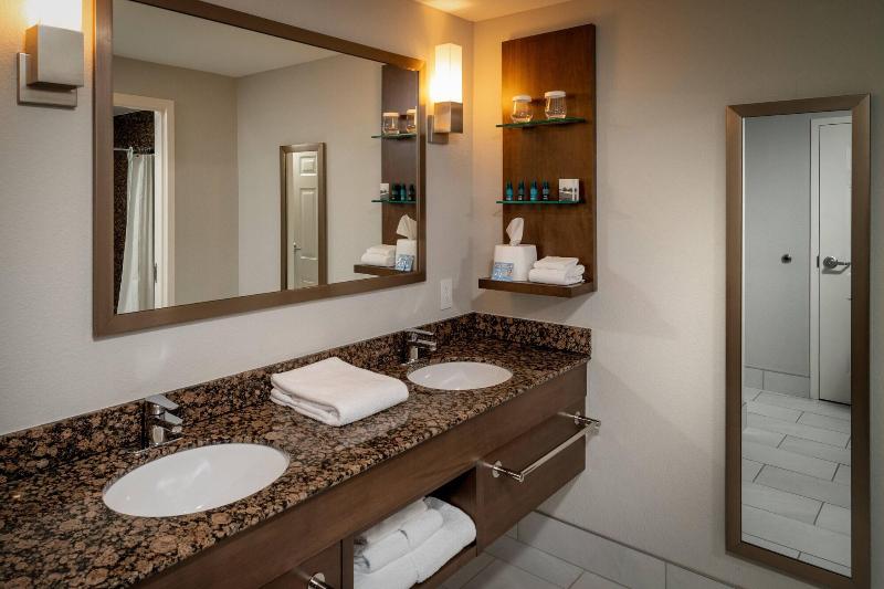 Delta Hotels By Marriott Huntington Mall image