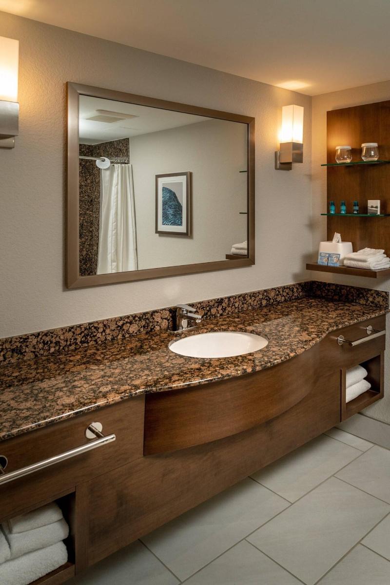 Delta Hotels By Marriott Huntington Mall image