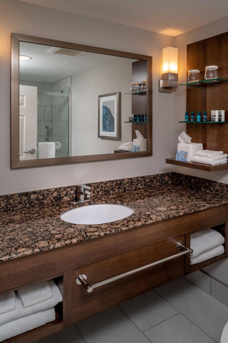 Delta Hotels By Marriott Huntington Mall image