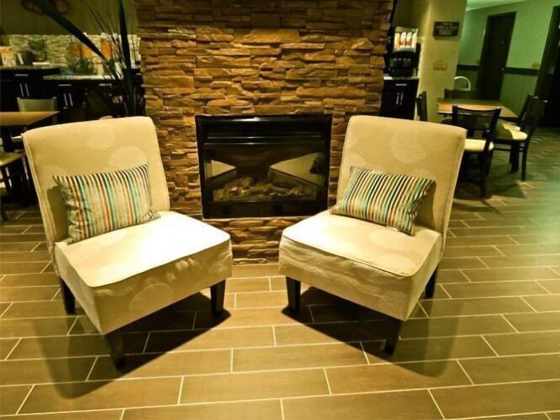 Stoughton Western Star Inn & Suites