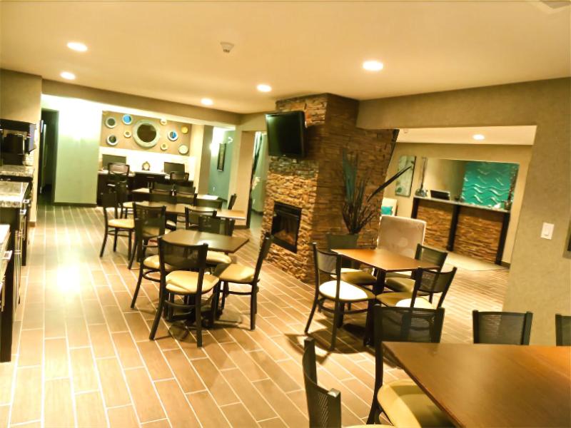 Stoughton Western Star Inn & Suites