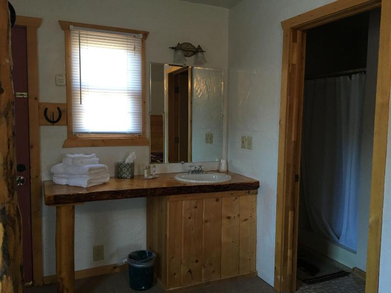 Chinook Winds Motel image