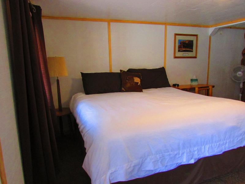 Chinook Winds Motel image