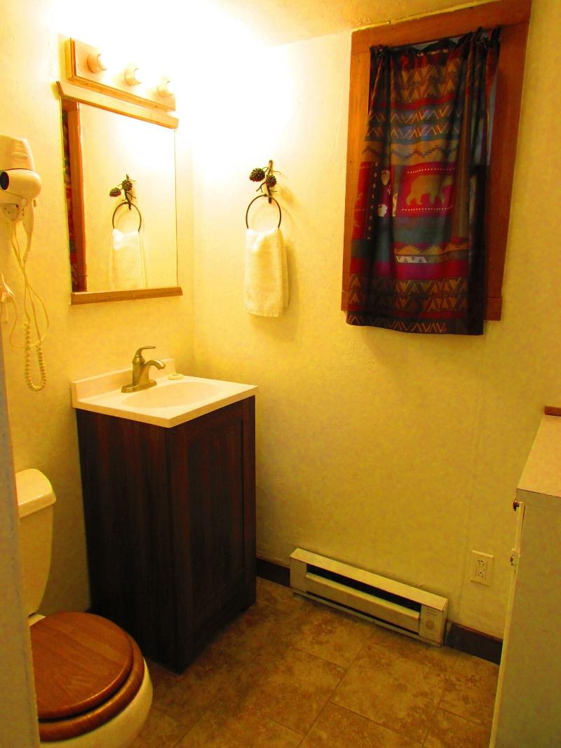 Chinook Winds Motel image