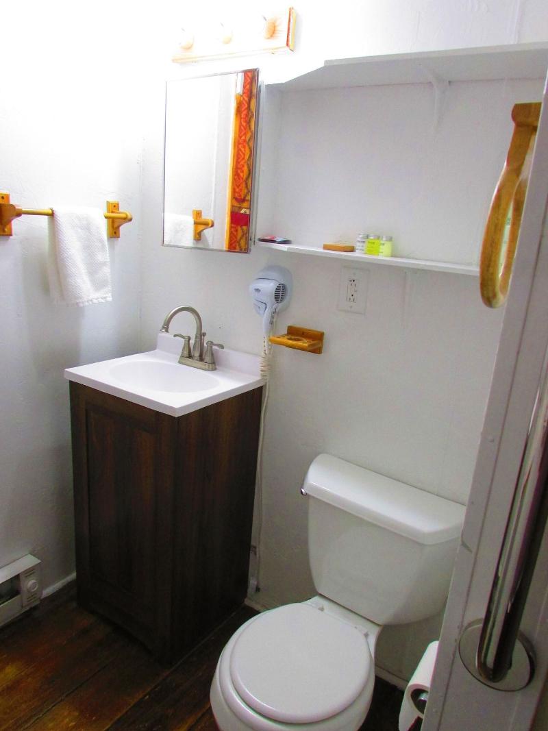 Chinook Winds Motel image