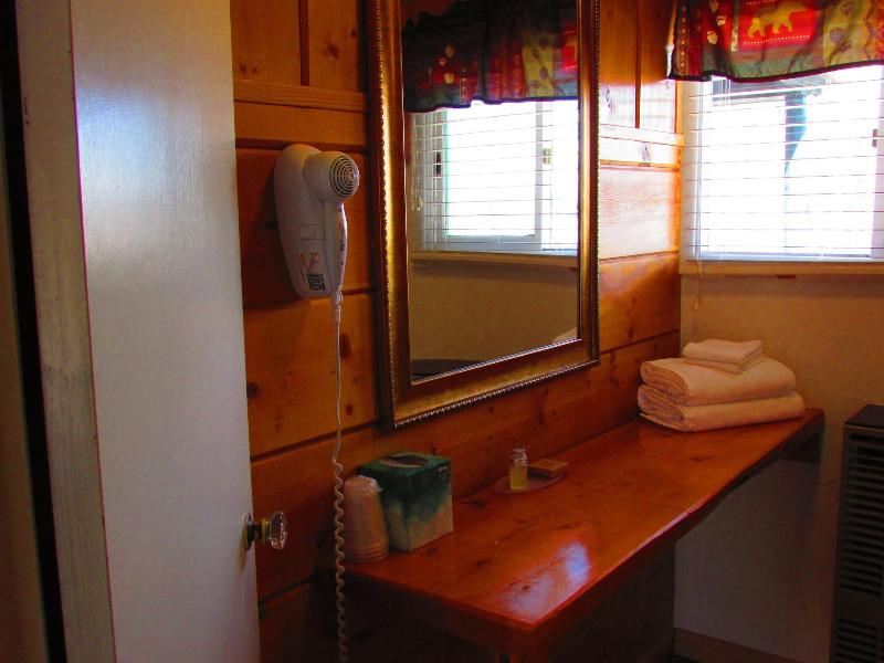 Chinook Winds Motel image