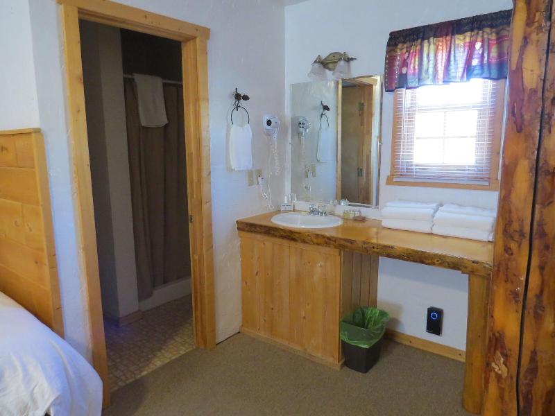 Chinook Winds Motel image