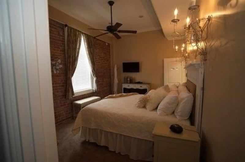 Hamilton House Inn image