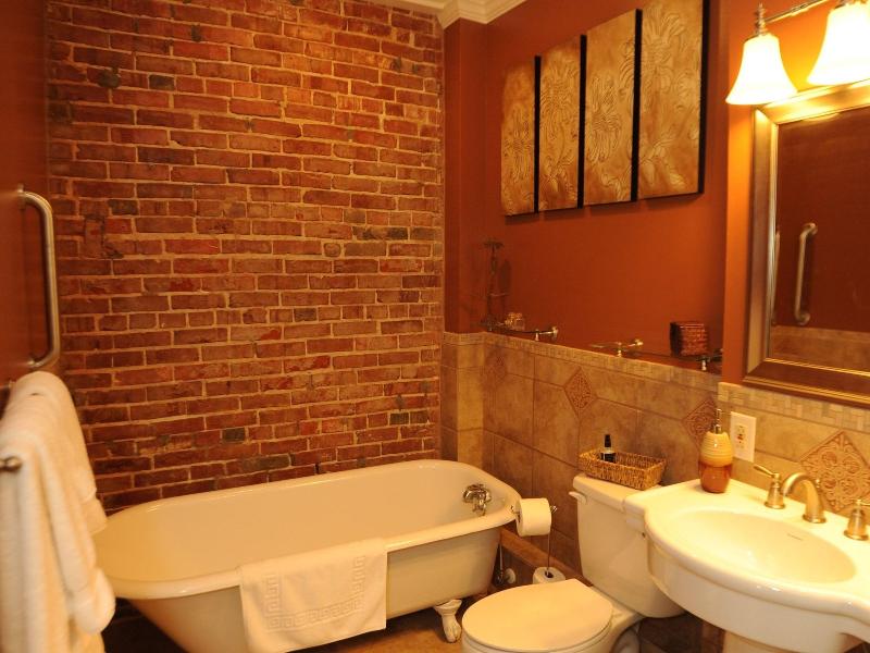Hamilton House Inn image