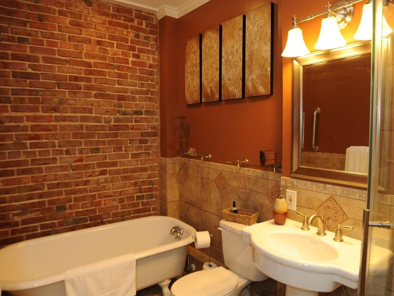 Hamilton House Inn image