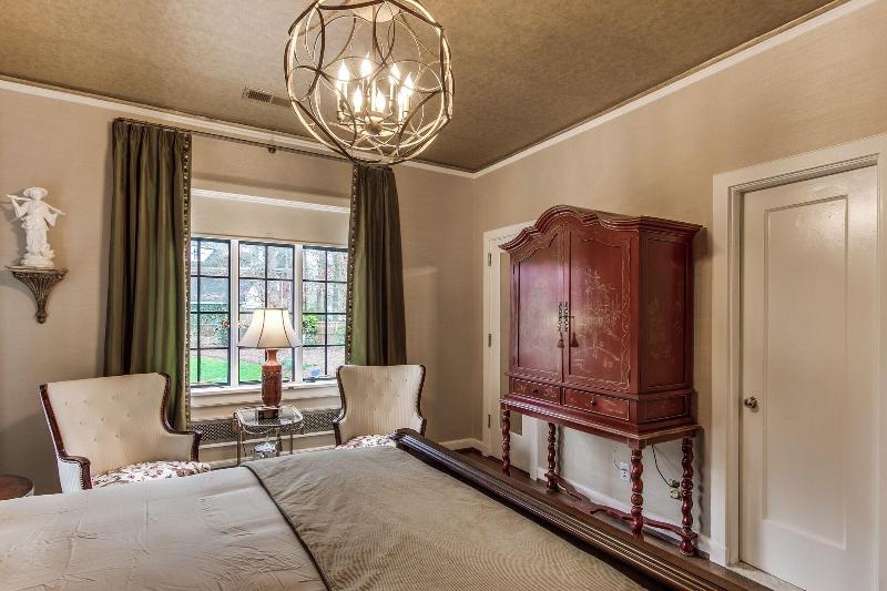 Julian Price House image