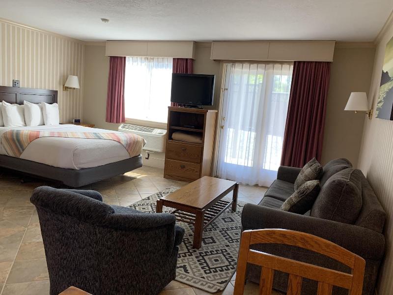 Coachman Inn & Suites image