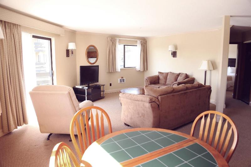 Coachman Inn & Suites image