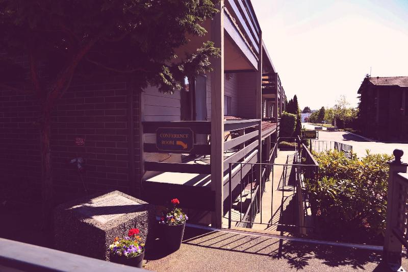Coachman Inn & Suites image