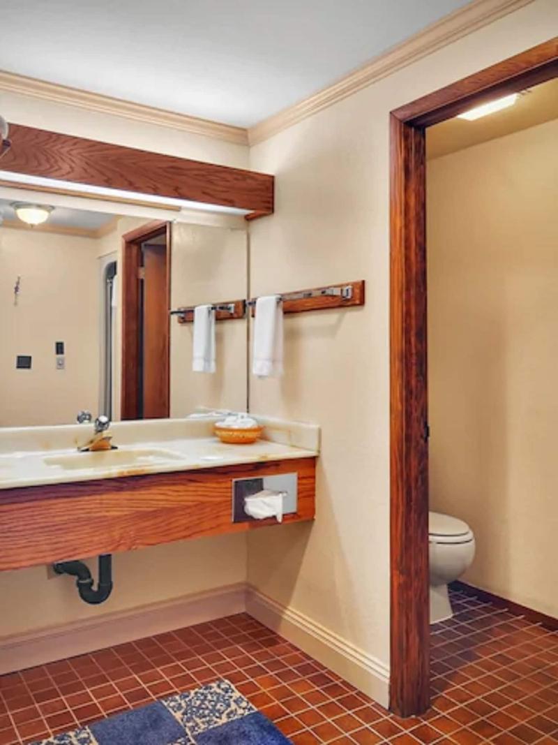 Coachman Inn & Suites image