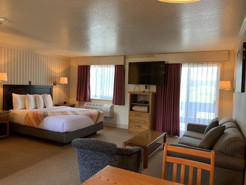 Coachman Inn & Suites image