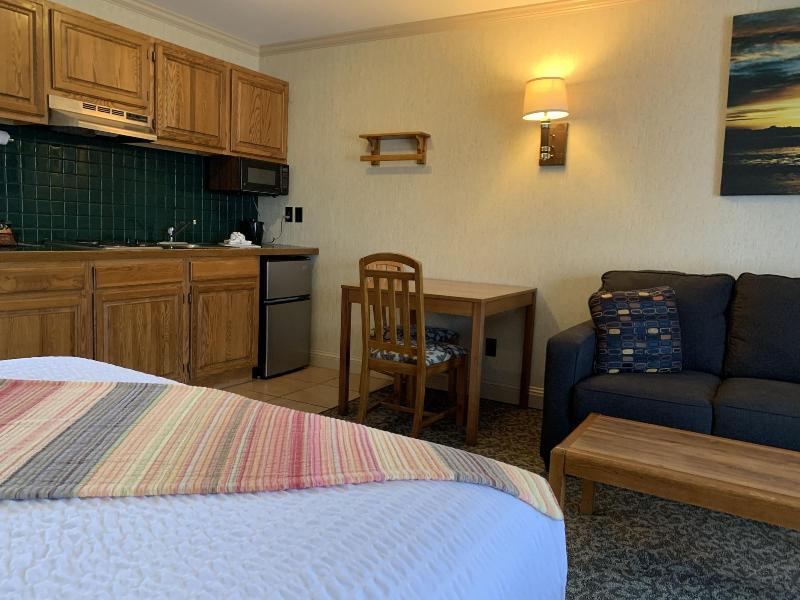 Coachman Inn & Suites image
