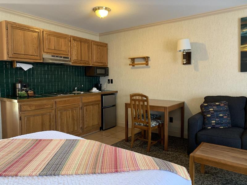 Coachman Inn & Suites image
