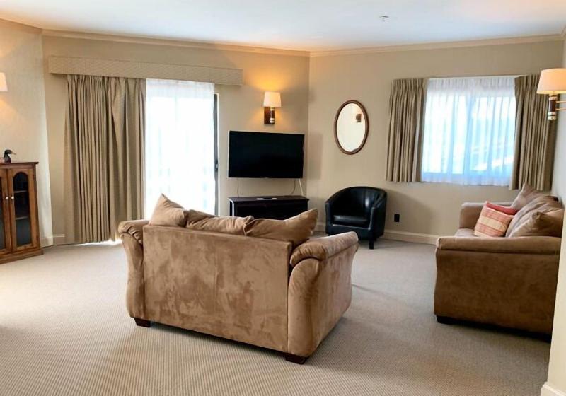 Coachman Inn & Suites image