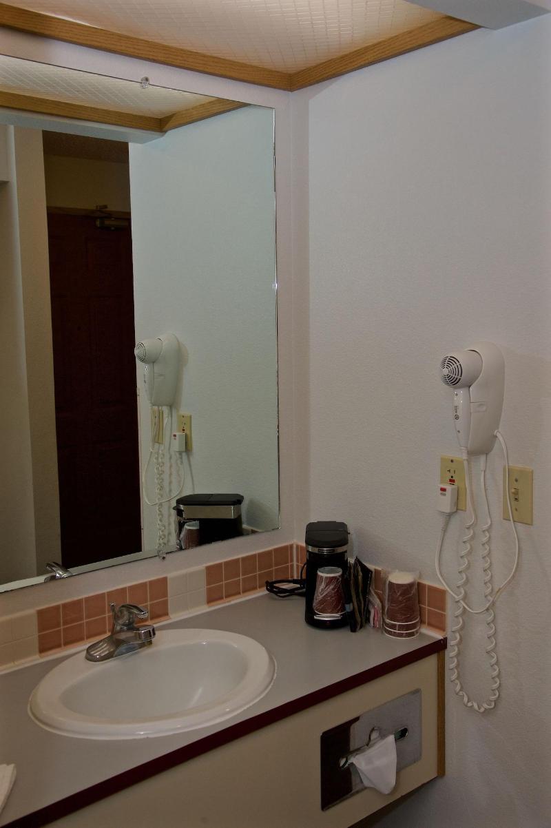 King Oscar Motel image