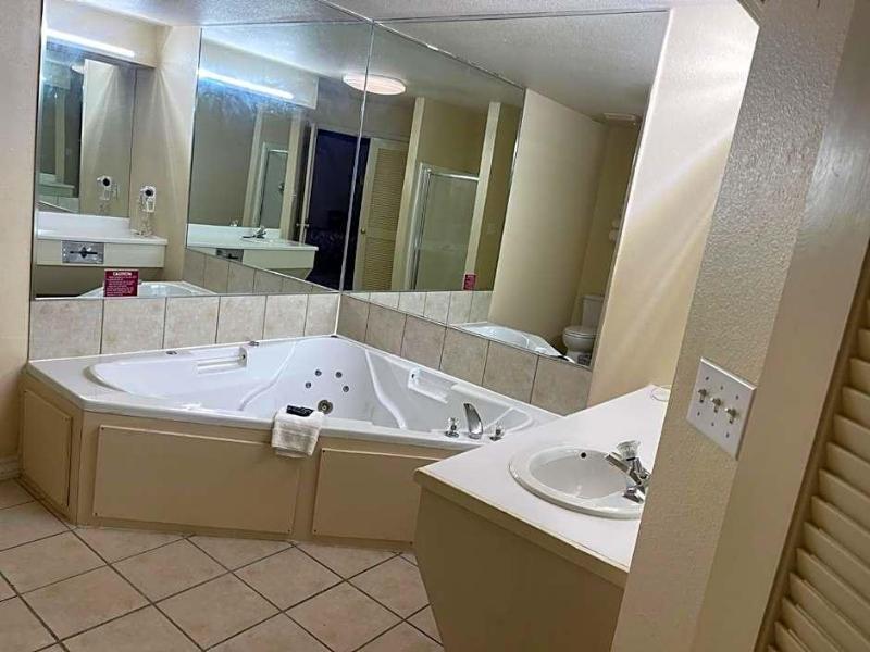 Lakeside Inn & Suites