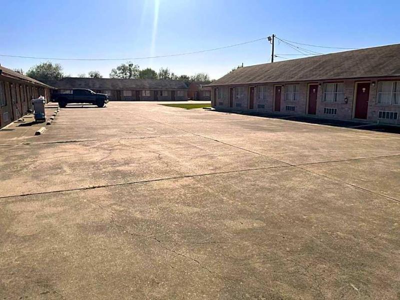 Lakeside Inn & Suites — exterior view