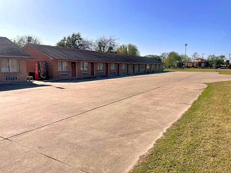 Lakeside Inn & Suites — general view