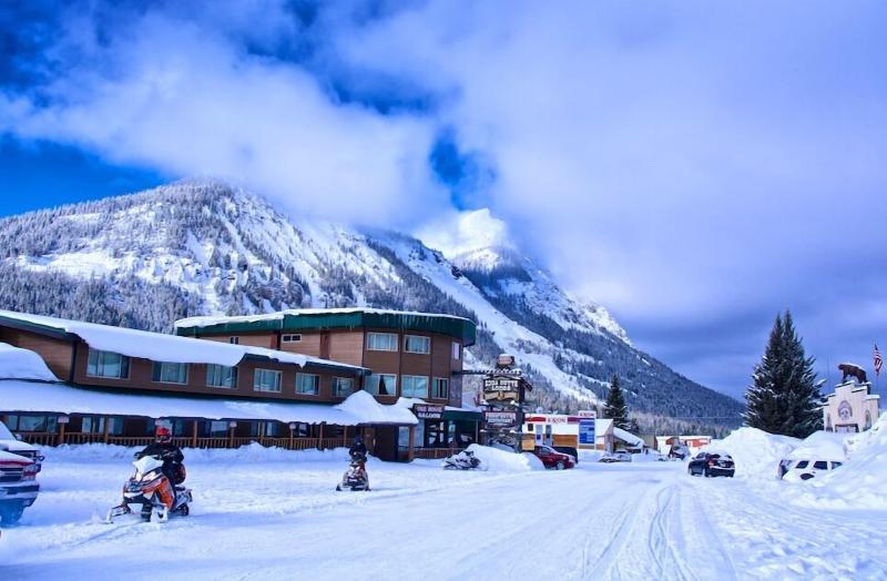 Soda Butte Lodge image