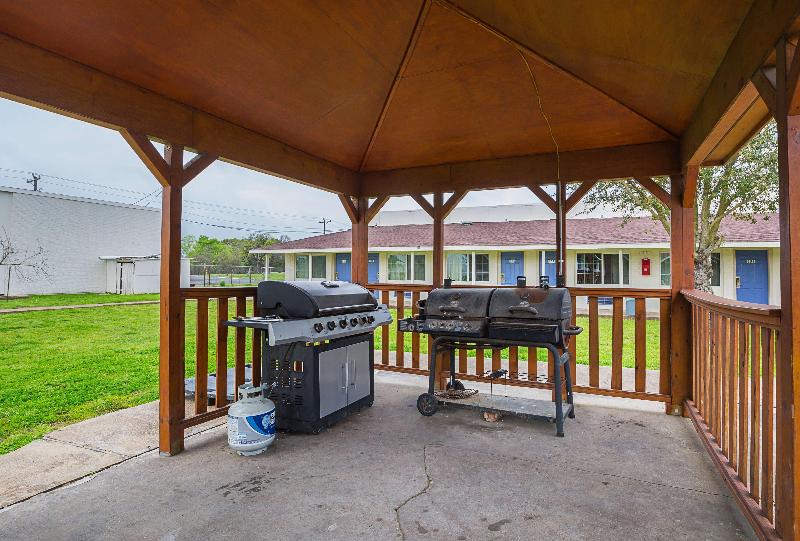 Motel 6 Madisonville, TX — exterior view