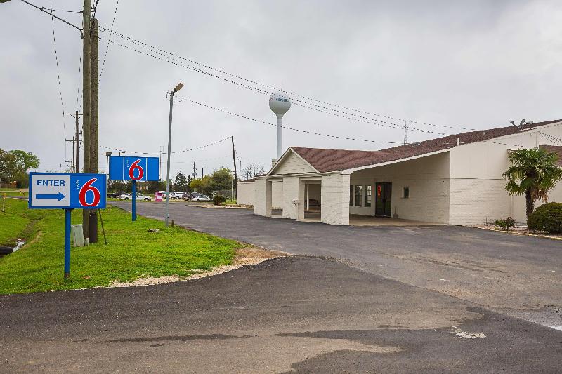 Motel 6 Madisonville, TX — general view