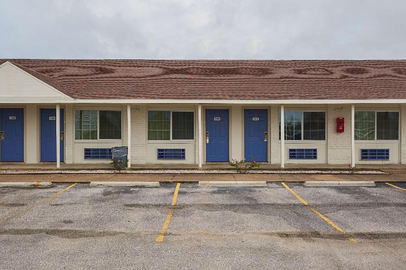 Motel 6 Madisonville, TX