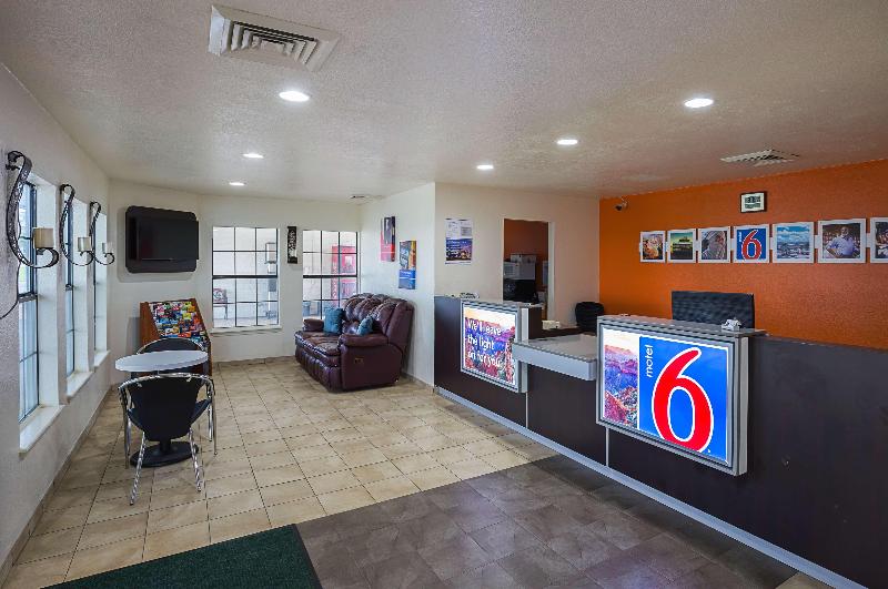 Motel 6 Madisonville, TX