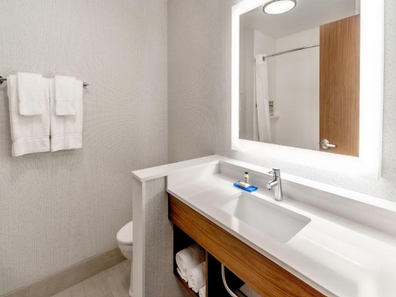 Holiday Inn Express & Suites Milwaukee West Allis image