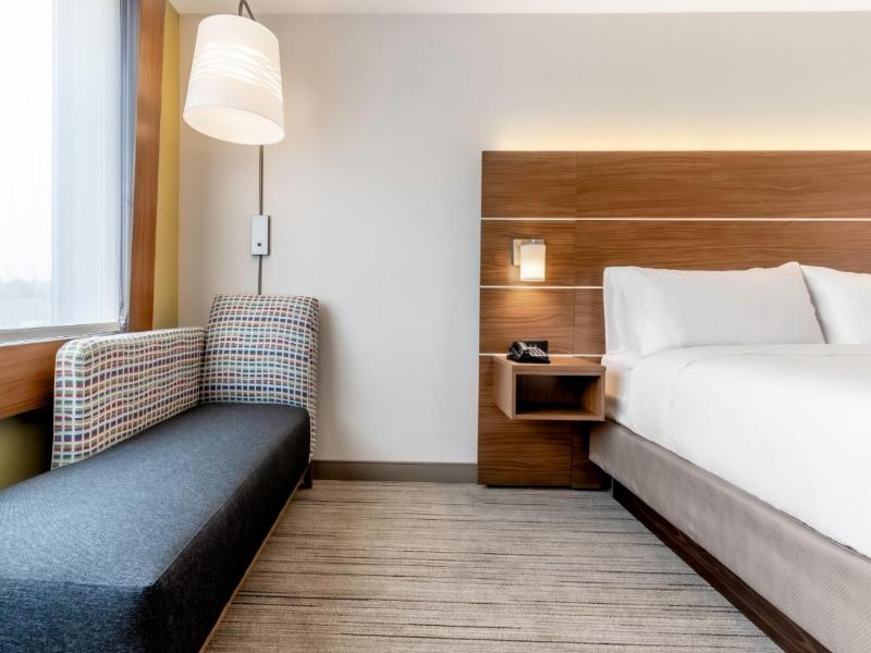 Holiday Inn Express & Suites Milwaukee West Allis image