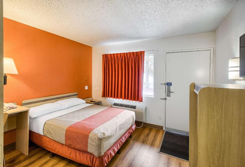 Motel 6 Everett, WA - South image