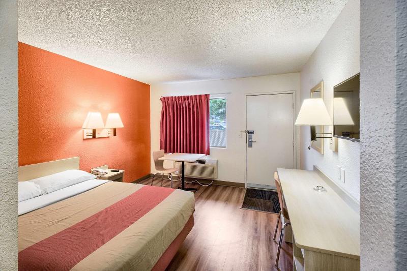 Motel 6 Everett, WA - South image