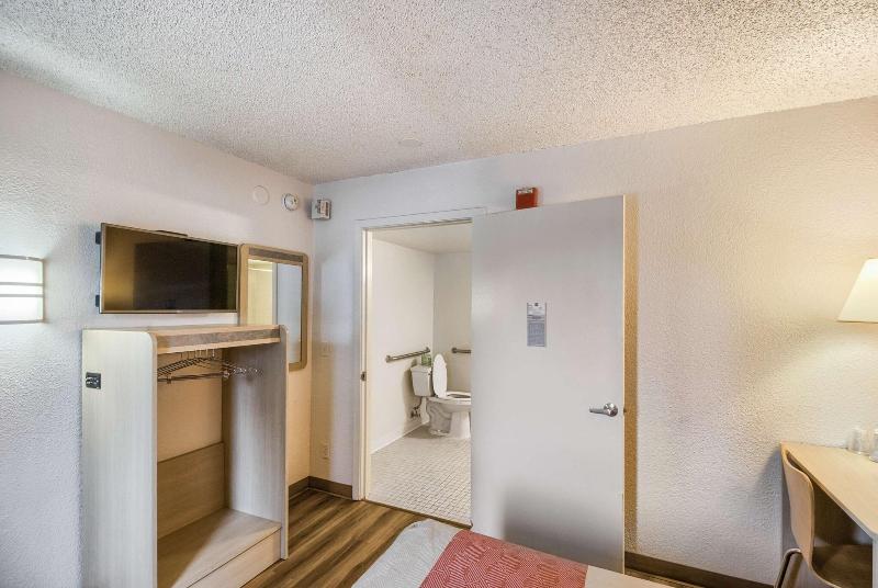 Motel 6 Everett, WA - South image