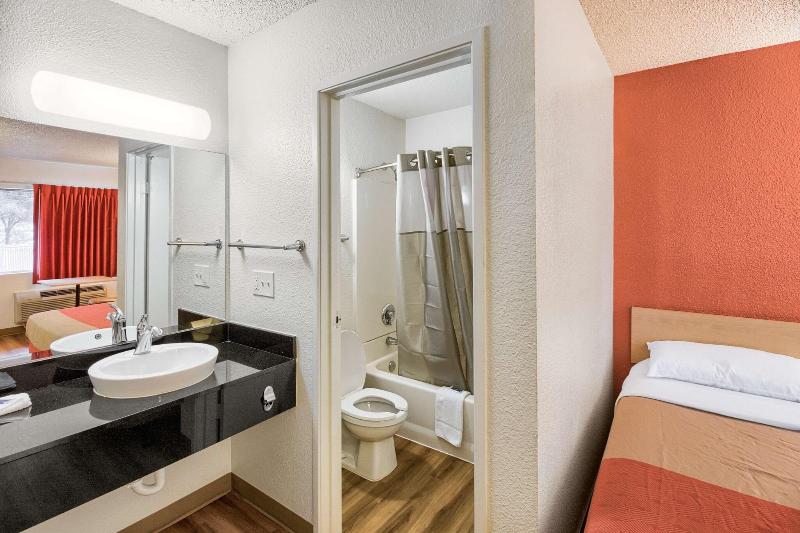 Motel 6 Everett, WA - South image