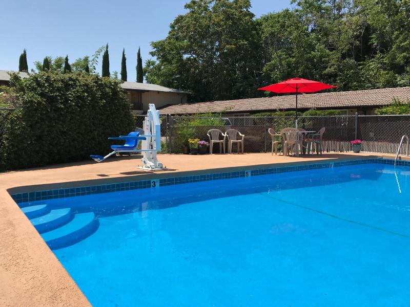 Red Bluff Inn image