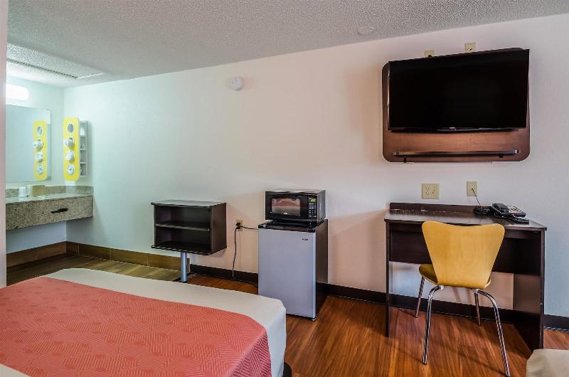 Motel 6 Troutville, VA image