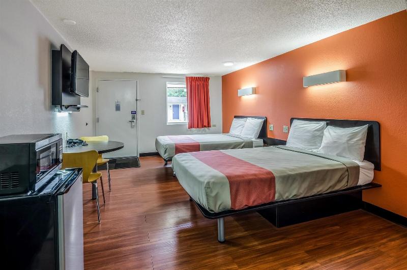 Motel 6 Troutville, VA image