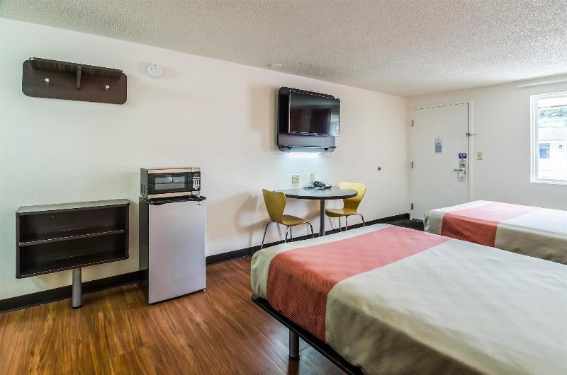 Motel 6 Troutville, VA image