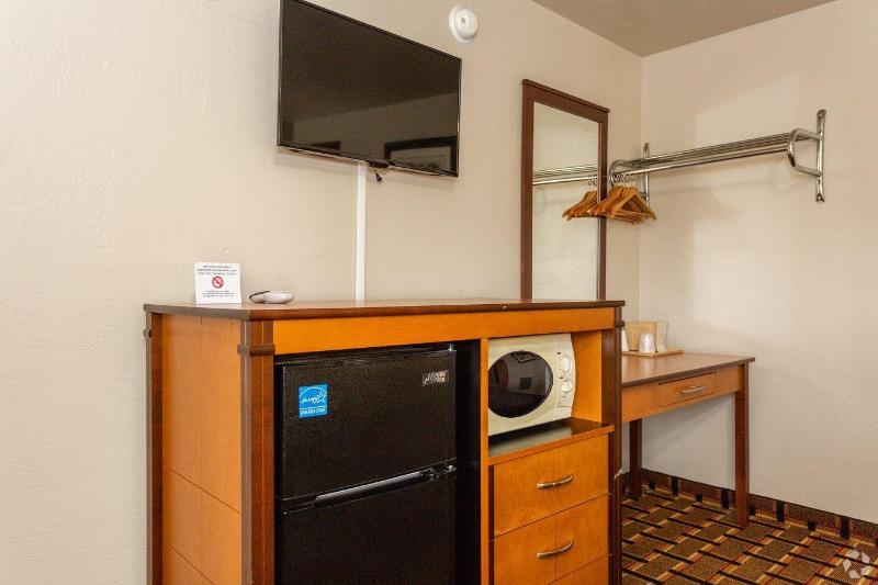 Anchor Bay Inn By OYO Reedsport image 3