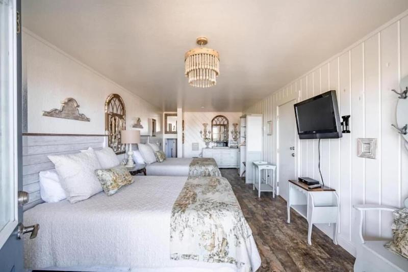 Bandon Marina Inn image