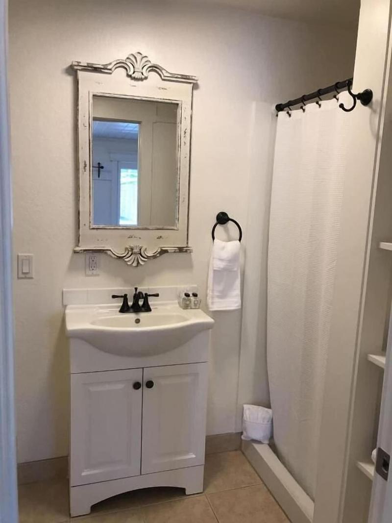 Bandon Marina Inn image