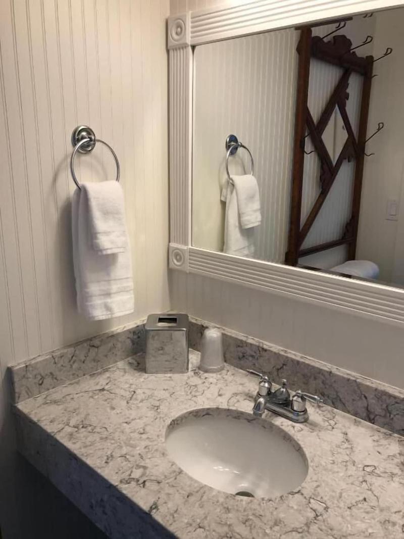 Bandon Marina Inn image