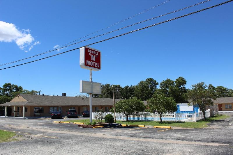 Double N Motel — general view